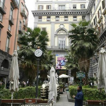 Manuela Apartments Piazza Del Plebiscito Centro Naples Luaran gambar