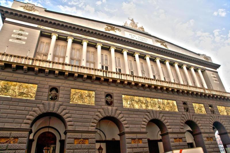 Manuela Apartments Piazza Del Plebiscito Centro Naples Luaran gambar