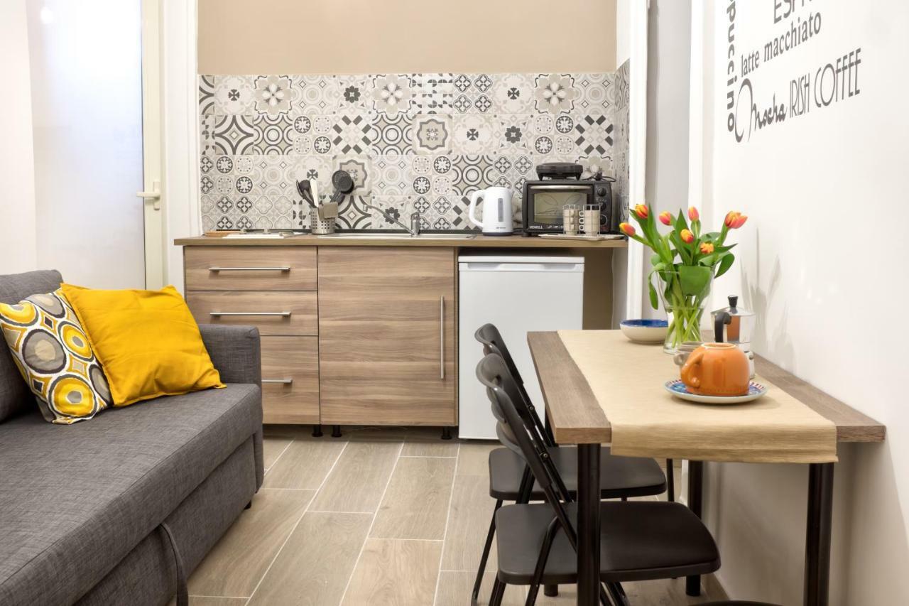 Manuela Apartments Piazza Del Plebiscito Centro Naples Luaran gambar