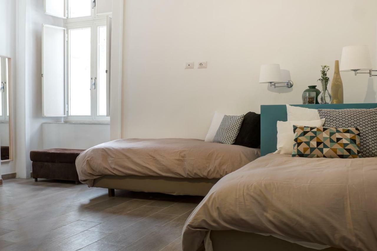 Manuela Apartments Piazza Del Plebiscito Centro Naples Luaran gambar
